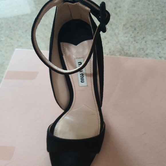 Heels - Picture 2 of 9